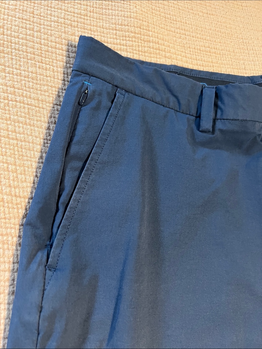 Vineyard Vines On the Go Men's Navy Flat-Front Shorts - Picture 4 of 10